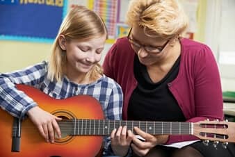 The Advantages of Taking Acoustic Guitar Lessons