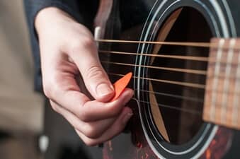 Do You Need A Thumb Pick To Play Acoustic Blues Guitar ? 